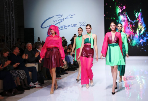 设计与技术学院代表的收藏品在“西伯利亚女装设计师”的舞台上展示