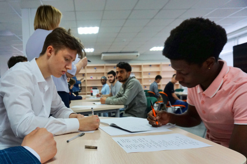 阿穆尔国立大学中校学生帮助外国学生掌握对数